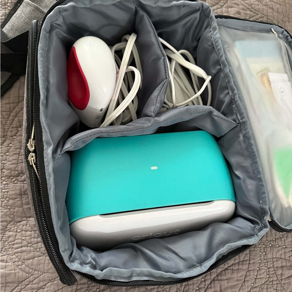 Cricut Joy in Teal and White with Accessories